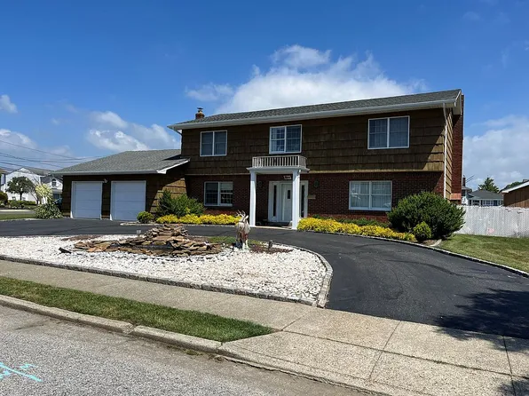 9 Mast Ln, West Islip, NY 11795