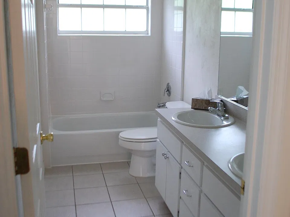 Shared bath for two of the bathrooms