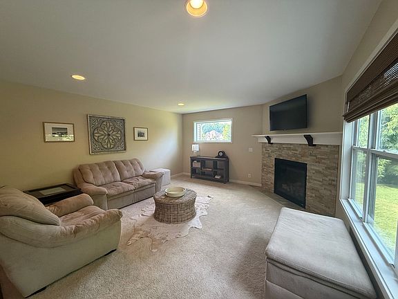 3rd image of 2975 Thornbury Dr