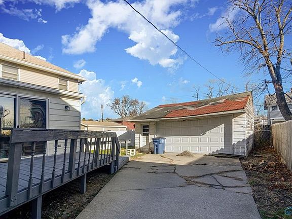 3rd image of 869 Hampton Ave