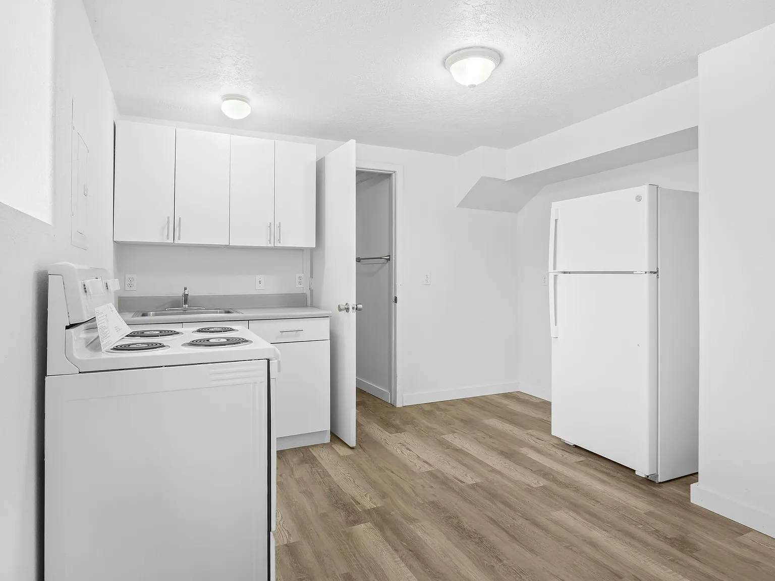 Studio, 350 sqft, $995 — Photo 2