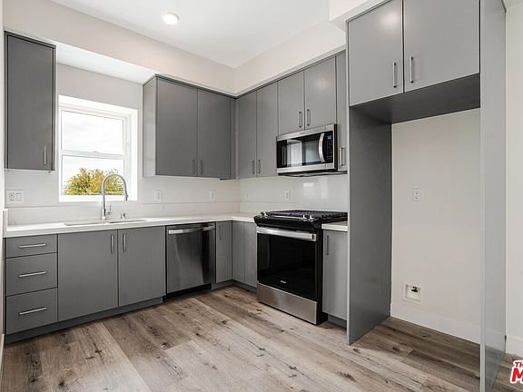 3rd image of 3308 Mentone Ave #202