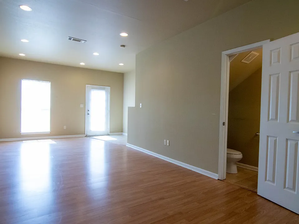 PELICAN-PLACE-TOWNHOMES-4439-BROWN-LIVING-HALF-BATH_06272023