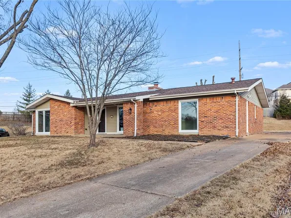 7 Chevington Ct, Ballwin, MO 63011