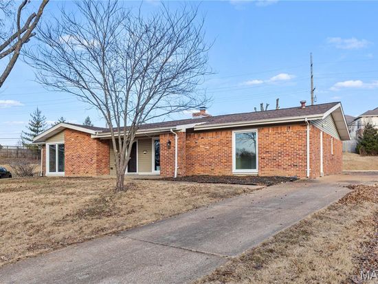 7 Chevington Ct, Ballwin, MO 63011