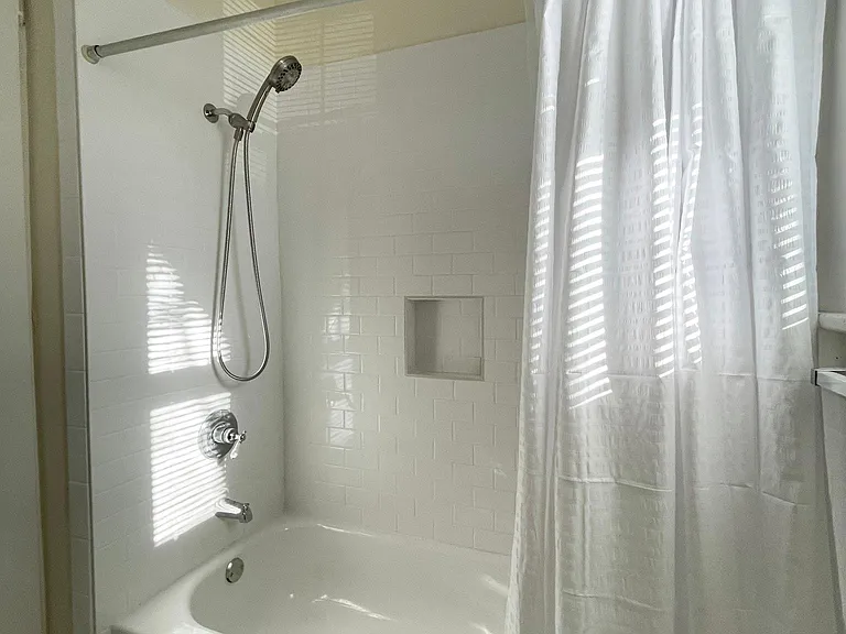 (11) New bathtub and tiling