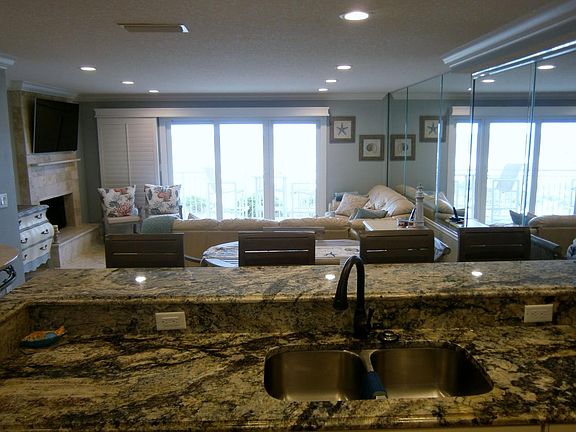 Bar/Dining/Family room