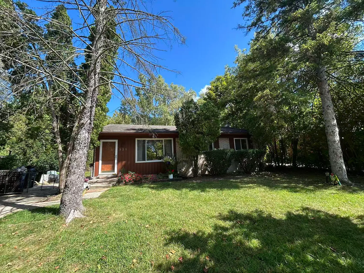 321 Cloverdale Rd photo 1