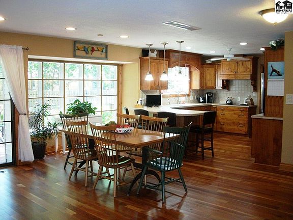 3rd image of 2906 N Meadowlake Dr