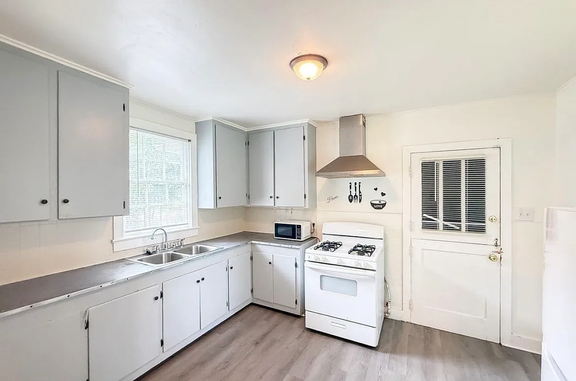 3 bed, 1200 sqft, $900 — Photo 1