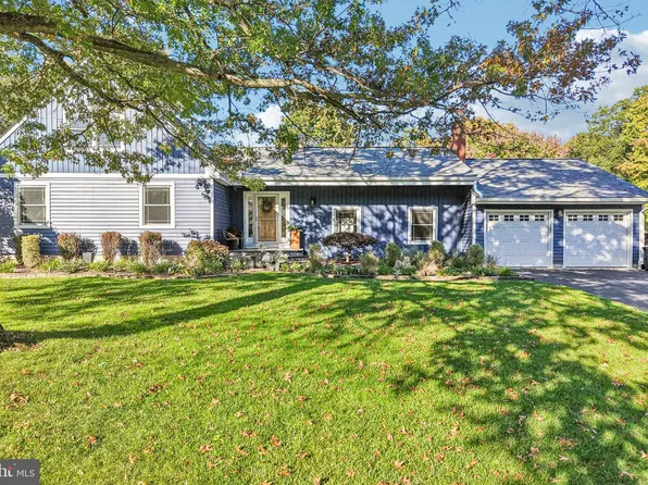 2 Beechcroft Dr, East Windsor, NJ 08520