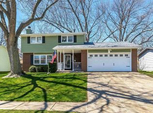 3104 Oxford Dr, Bettendorf, IA
