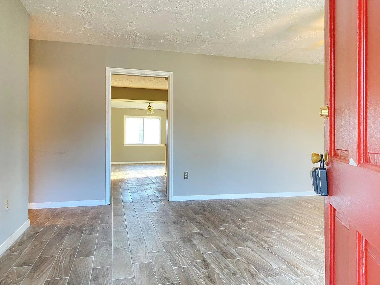 4 bed, 2.0 bath, 2100 sqft, $1,895 — Photo 2