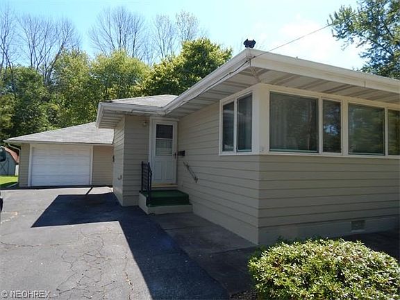 3rd image of 4444 Stoneybrook Dr SE