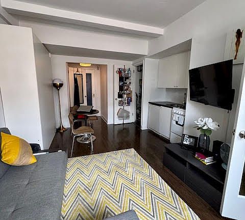 3rd image of 457 W 57th St #1712