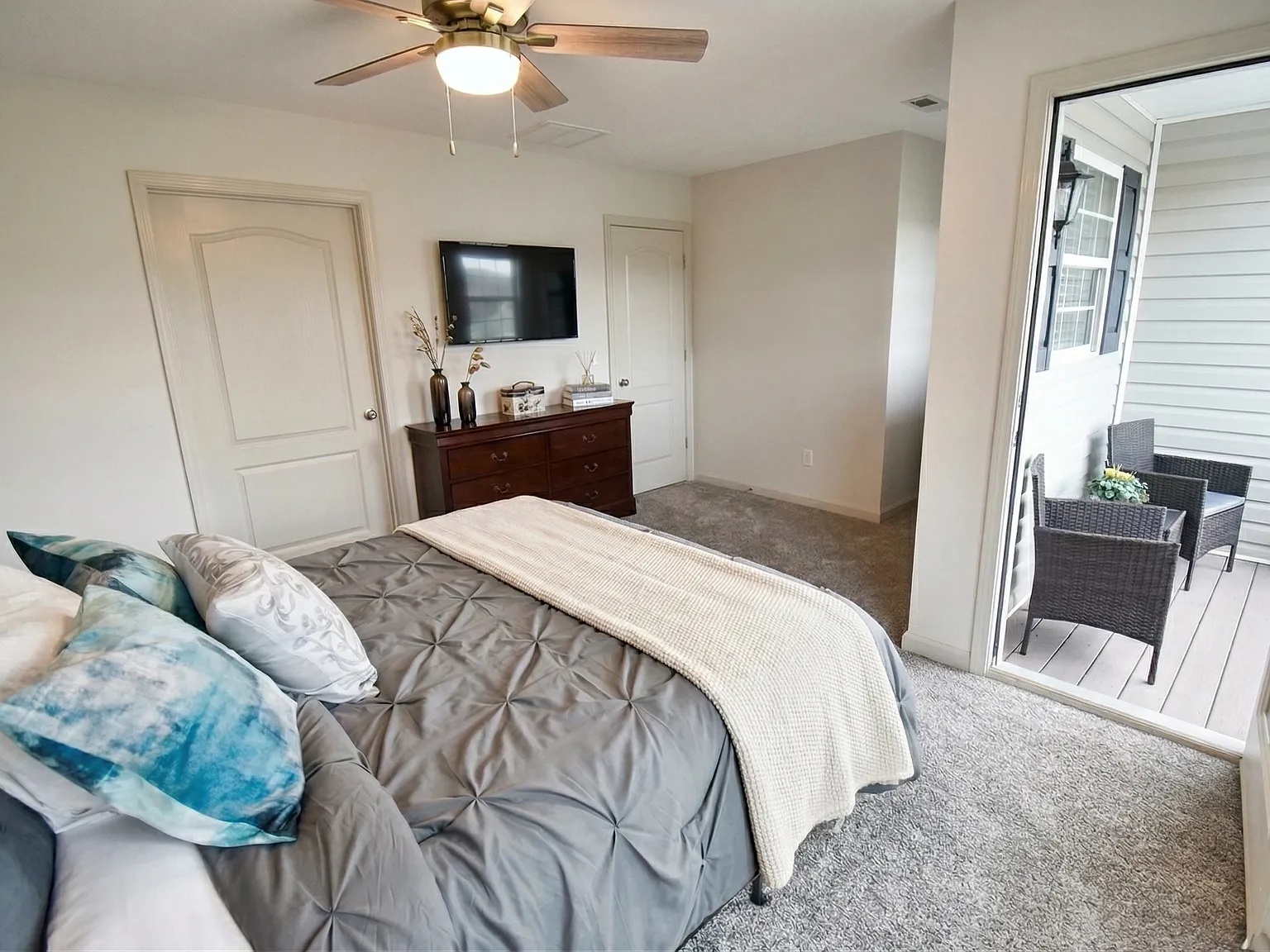 2 bed, 2.5 bath, 1268 sqft, $3,300 — Photo 3