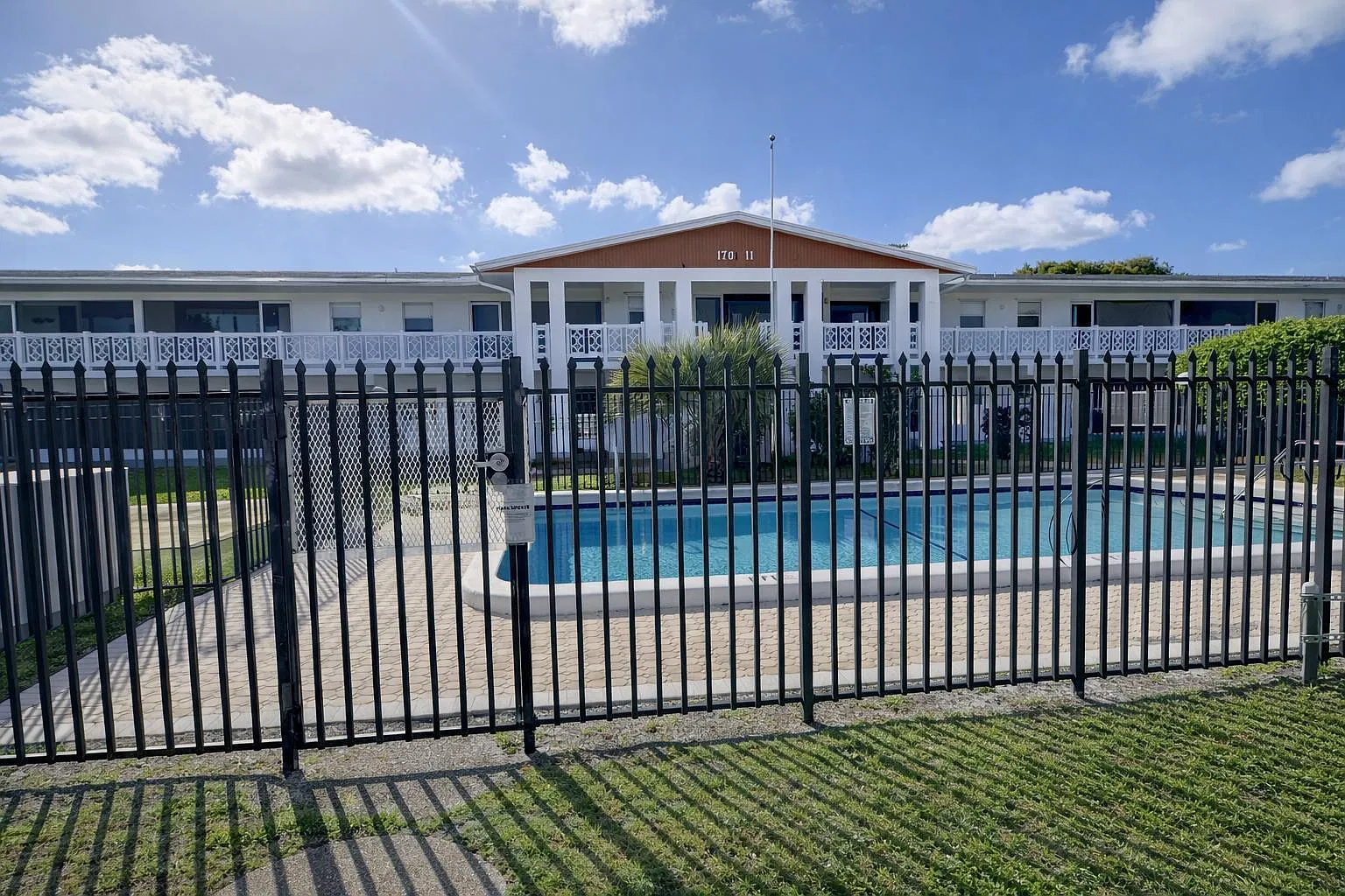 2 bed, 2.0 bath, 828 sqft, $2,000 — Photo 3