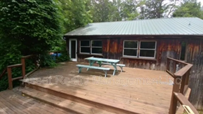 2 bed, 1.0 bath, 2200 sqft, $1,495 — Photo 2
