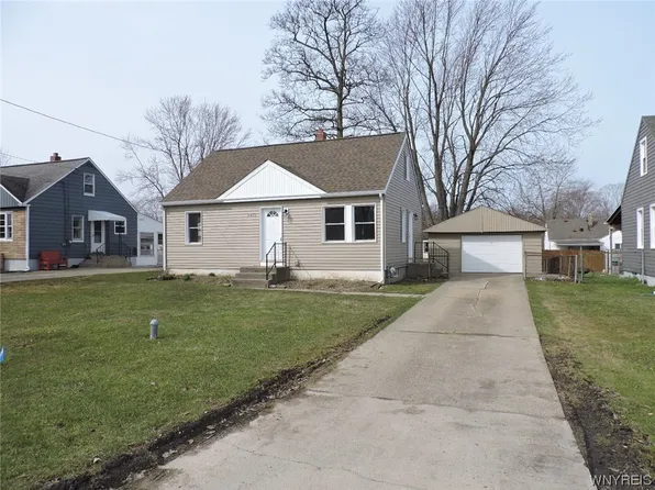 2271 Pleasant Ave, Lake View, NY 14085