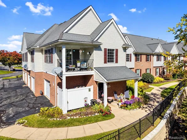 1066 Shiawassee Cir, Howell, MI 48843
