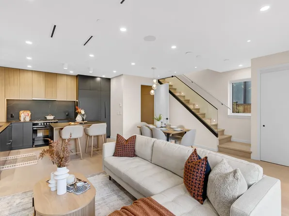 2764 W 14th Ave #2, Vancouver, BC V6K 2X2