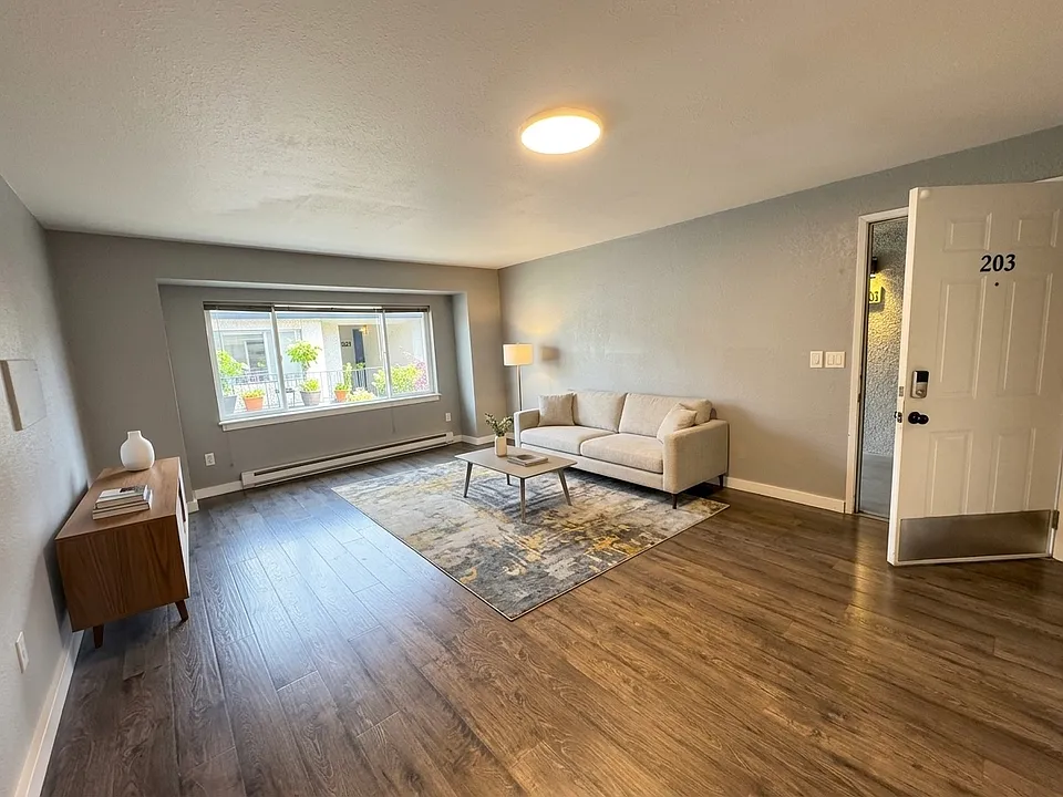 502 S Cloverdale St #202