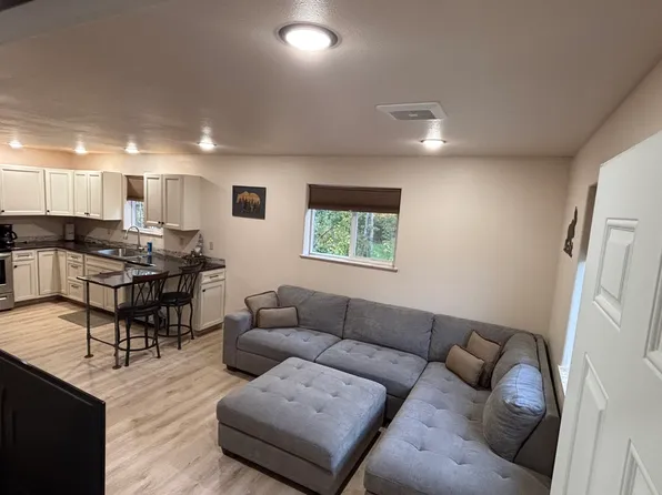 1131 Charlotte Rd, Fairbanks, AK 99705