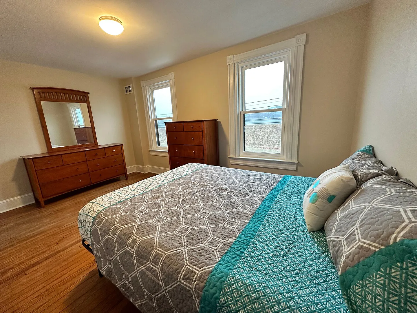 Fully Furnished Commuter Retreat / Utilities Included/ Prime Location — Photo 4