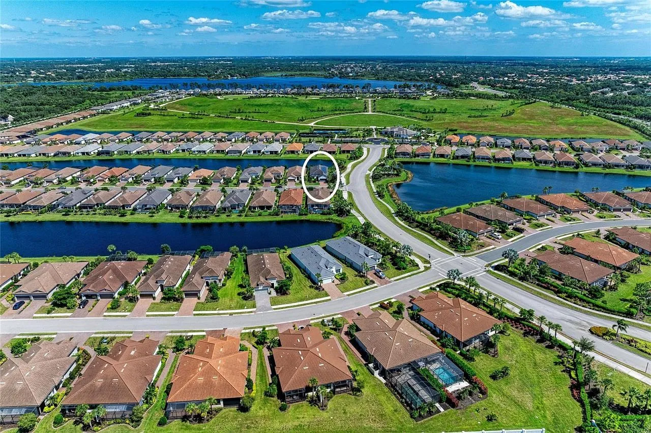 3 bed, 3.0 bath, 2406 sqft, $4,200 — Photo 3