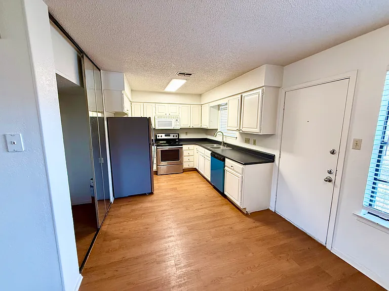 508 Algerita Dr #B — Photo 13