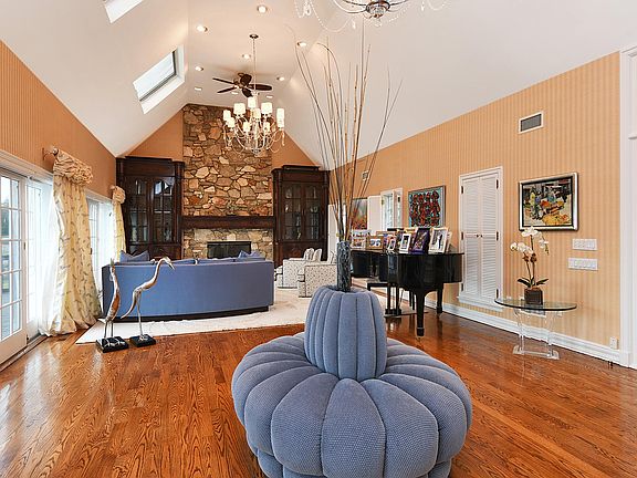 3rd image of 105 Lake Dr