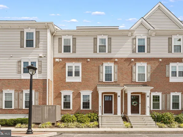 57 Village Sq, Paoli, PA 19301