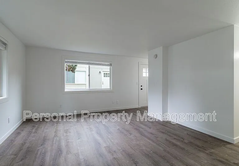 4325 E 17th St #7 — Photo 3