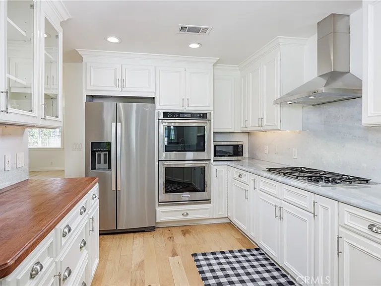 408 Flower St — Photo 13