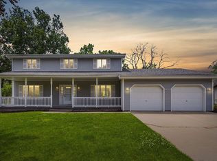 800 Tanglewood Dr, Manchester, IA 52057