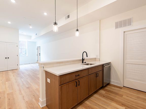 4th image of 915 S 12th St #1