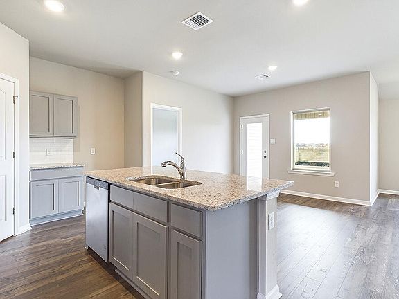 3rd image of 105 Lake Oak Dr