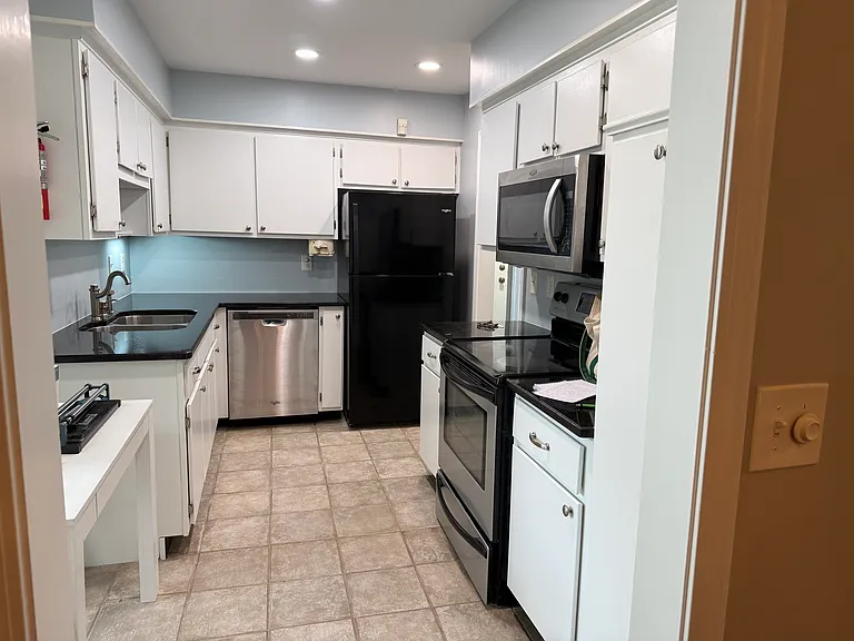 Kitchen 8' x 13' 6" with patio off the kitchen