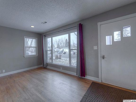 3rd image of 1324 Ord St