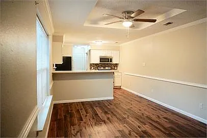 1205 Graham Avenue — Photo 2