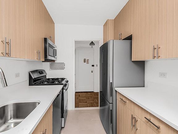 2nd image of 4555 Henry Hudson Pkwy APT 901