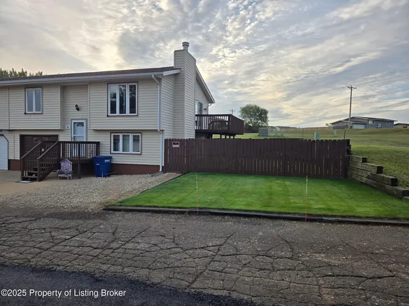 284 Kuchenski Dr, Dickinson, ND 58601
