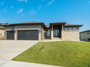 7308 E Shadow Pine Cir, Sioux Falls, SD 57110