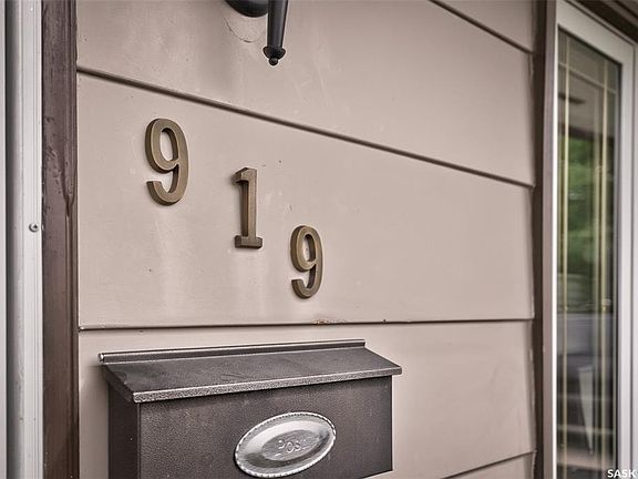 4th image of 919 Holdsworth CRESCENT