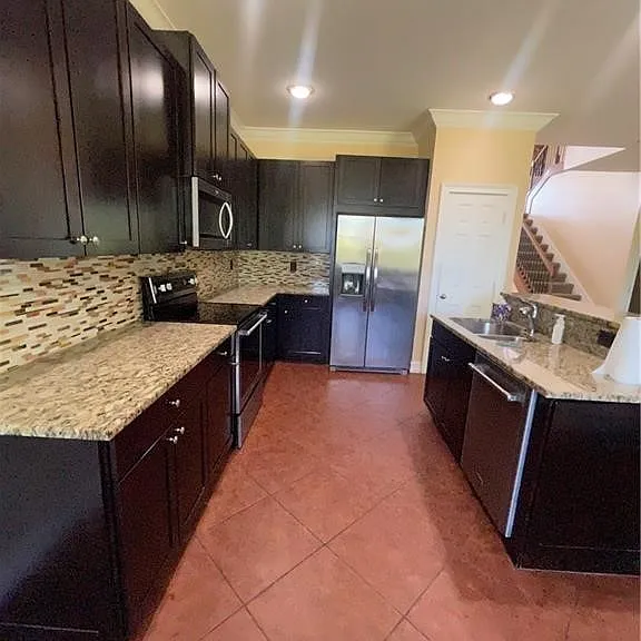 2427 Ashbury Cir — Photo 3
