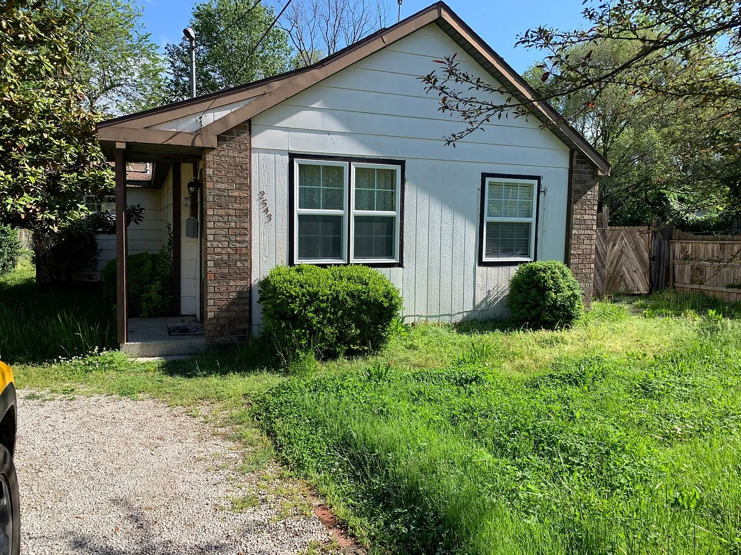 Cute 2 bedroom home with a loft and detached one car garage — Photo 1