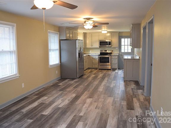 3rd image of 1341 20th Ave NE
