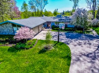 2590 Crestwood Ln, Riverwoods, IL 60015