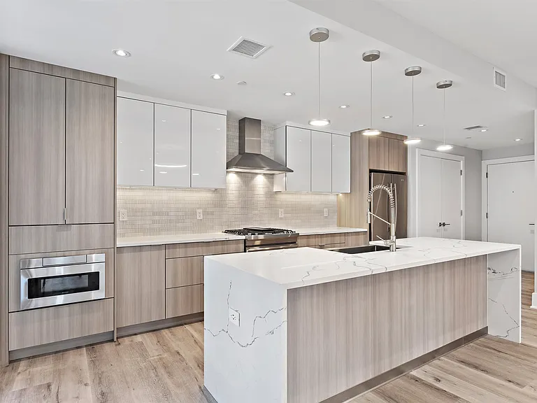 727 Adams St — Photo 3