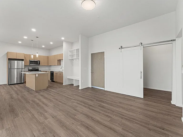 2x2 Corner West Views Living Space